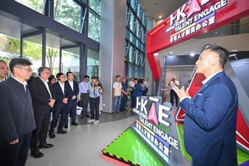 政務司司長陳國基今日（十月二十五日）出席在東莞舉行的第四屆粵港澳大灣區人才高質量發展大會暨第三屆粵港澳大灣區博士博士後創新創業大賽開幕儀式。圖示陳國基（左二）在勞工及福利局局長孫玉菡（左三）陪同下參觀香港人才服務辦公室（人才辦）展覽，並聽取人才辦總監陳海勁（右一）介紹。
