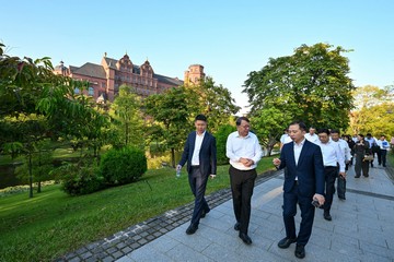 政務司司長陳國基昨日（十月二十四日）抵達東莞。圖示陳國基（左二）於東莞參觀一間重點創科企業，並聽取企業代表介紹。
