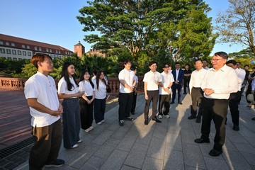 政務司司長陳國基昨日（十月二十四日）抵達東莞。圖示陳國基（右一）於東莞參觀一間重點創科企業，並與港澳青年交流。