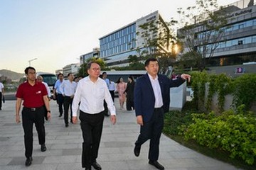 政務司司長陳國基昨日（十月二十四日）抵達東莞。圖示陳國基（前排中）參觀香港城市大學（東莞），並聽取院校代表介紹。
