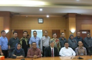 The Secretary for Labour and Welfare, Dr Law Chi-kwong (front row, centre), accompanied by the Director-General of the Hong Kong Economic and Trade Office in Jakarta, Mr Law Kin-wai (front row, first right), met with representatives of the National Board for the Placement and Protection of Indonesian Overseas Workers as well as the Association of Migrant Worker Placement Companies of Indonesia during his visit to Jakarta.