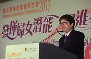 勞工及福利局局長蕭偉強今日在香港會議展覽中心出席婦女事務委員會研討會2017。圖示蕭偉強在研討會的全體會議上，就「HeForShe－男性在倡導改變的角色」發表專題演說。