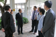 Mr Cheung (third left) exchanges views with the Superintendent of the Tuen Mun Children and Juvenile Home, Mr Cheung Tat-ming (fourth right), and other staff of the Home on its services.