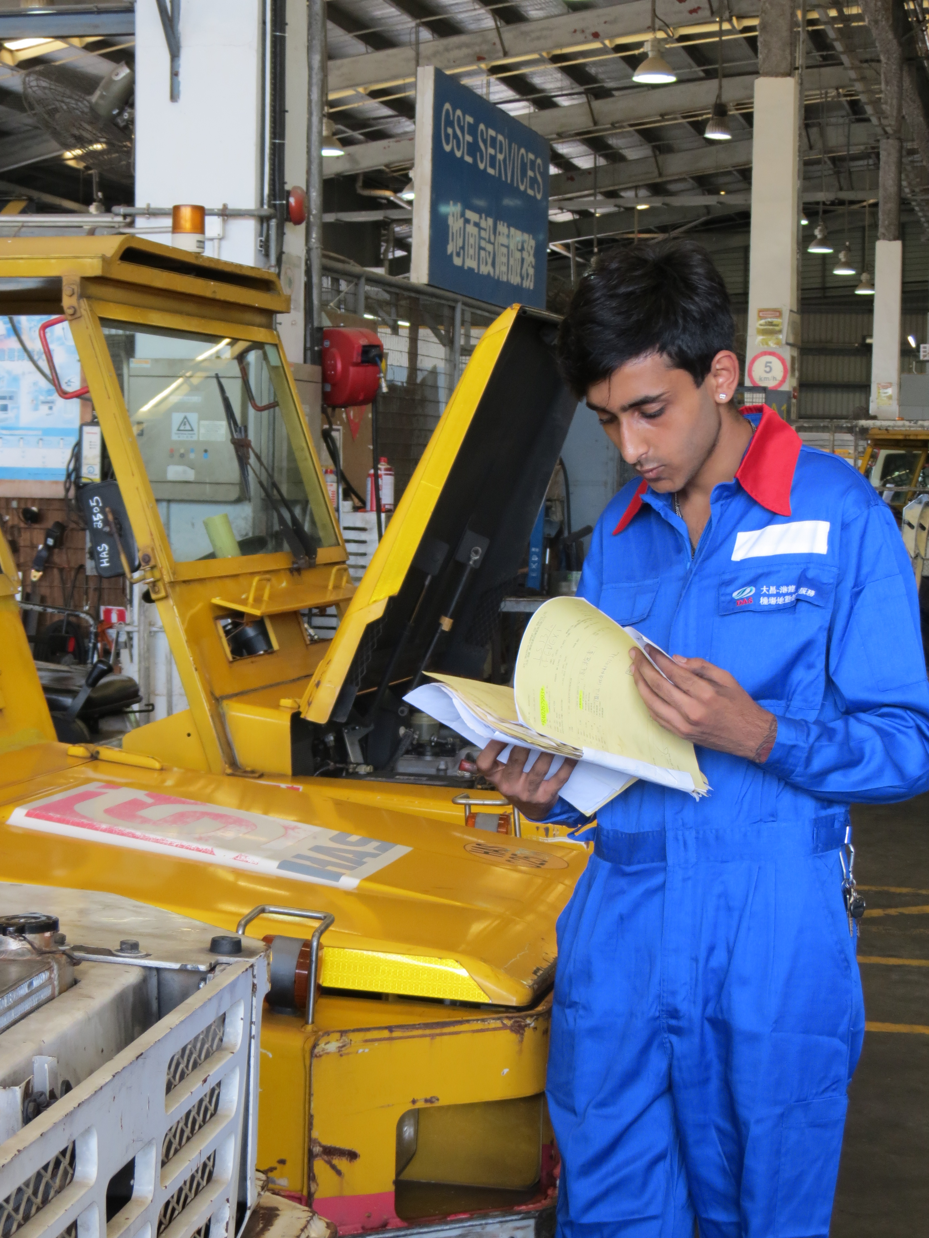 印度裔的SINGH BAL PREET（KB）透過參加「行行出狀元──技術見習員培訓計劃」學得一技之長，現時在貨運站負責車輛維修保養工作。