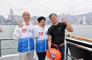 The Secretary for Labour and Welfare, Dr Law Chi-kwong, participated in the New World Harbour Race 2018 organised by the Hong Kong Amateur Swimming Association and officiated at the prize presentation ceremony after the race. The Chief Executive, Mrs Carrie Lam, and the Secretary for the Environment, Mr Wong Kam-sing, showed their support.