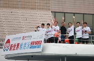 The Secretary for Labour and Welfare, Dr Law Chi-kwong, participated in the New World Harbour Race 2018 organised by the Hong Kong Amateur Swimming Association and officiated at the prize presentation ceremony after the race. The Chief Executive, Mrs Carrie Lam, and the Secretary for the Environment, Mr Wong Kam-sing, showed their support.