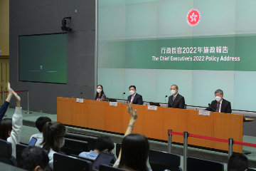 The Secretary for Health, Professor Lo Chung-mau (second right), and the Secretary for Labour and Welfare, Mr Chris Sun (second left), today (October 21) hosted a press conference to elaborate on the initiatives in 'The Chief Executive's 2022 Policy Address' under their ambit. The Permanent Secretary for Labour and Welfare, Ms Alice Lau (first left), and the Permanent Secretary for Health, Mr Thomas Chan (first right), also attended.