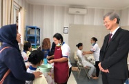 劳工及福利局局长罗致光博士在雅加达访问期间，到访印尼家庭佣工培训中心。图示罗致光博士（右一）观看学员学习照顾长者的技巧。