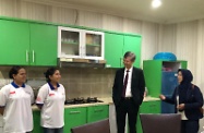 勞工及福利局局長羅致光博士在雅加達訪問期間，到訪印尼家庭傭工培訓中心。圖示羅致光博士（右二）與學員在模擬家居傾談。