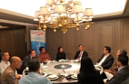 劳工及福利局局长罗致光博士（右中）在雅加达访问期间，与在印尼经商的港人共进晚餐。