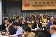 The Secretary for Labour and Welfare, Dr Law Chi-kwong (back row, second left), visits the Eastern District Council to exchange views with the Chairman, Mr Wong Kin-pan (back row, second right), and members on labour and welfare issues as well as matters of local concern.