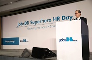 勞工及福利局局長張建宗在jobsDB Superhero HR Day上致辭，強調政府將繼續投放資源培訓本地人才，以應對人口老齡化和勞動力萎縮的挑戰。