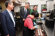 The Secretary for Labour and Welfare, Dr Law Chi-kwong, visited Kowloon City District and called at LOHAS Garden of SAHK. Photo shows Dr Law (centre) observing a trainee receiving catering services training.