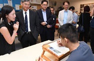 The Secretary for Labour and Welfare, Dr Law Chi-kwong, visited Kowloon City District and called at LOHAS Garden of SAHK. Photo shows (from second left) Dr Law; the District Officer (Kowloon City), Mr Franco Kwok; and the Chairman of Kowloon City District Council, Mr Pun Kwok-wah, watching trainees receiving creative art training.