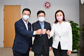 The Secretary for Labour and Welfare, Mr Chris Sun, and the Under Secretary for Labour and Welfare, Mr Ho Kai-ming, today (July 22) met with the Political Assistant to Secretary for Labour and Welfare, Miss Sammi Fu, to exchange views on labour and welfare issues.