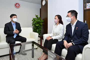 The Secretary for Labour and Welfare, Mr Chris Sun, and the Under Secretary for Labour and Welfare, Mr Ho Kai-ming, today (July 22) met with the Political Assistant to Secretary for Labour and Welfare, Miss Sammi Fu, to exchange views on labour and welfare issues.