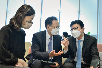 勞工及福利局局長孫玉菡（右）今日（八月十七日）出席立法會前廳交流會與議員交流意見。