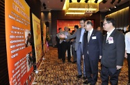 Mr Cheung touring an exhibition on the Federation's Mainland Consultation Services.