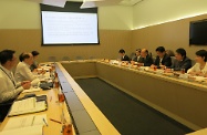 劳工及福利局局长张建宗（左二）与日本香港友好议员连盟代表会面，就共同关心的议题交换意见。