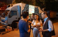 张建宗（右一）午夜后到天水围街头了解协青社的深宵外展服务。