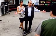 张建宗（左二）亲身试玩青少年喜爱的滑板。他欣悉身旁的年轻教练藉此运动找到正向人生。
