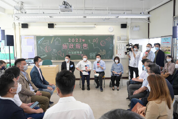 The Chief Executive, Mr John Lee, attended the 2022 Policy Address Consultation District Forum with some Principal Officials this afternoon (August 20) to listen to views and suggestions of local community members on the upcoming Policy Address. Photo shows Mr Lee (third left); the Deputy Chief Secretary for Administration, Mr Cheuk Wing-hing (second left); the Secretary for Development, Ms Bernadette Linn (fourth left); and the Secretary for Labour and Welfare, Mr Chris Sun (first left), exchanging views with the public.