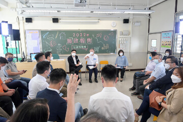 The Chief Executive, Mr John Lee, today (August 20) led his team of Principal Officials to attend the 2022 Policy Address District Forum to directly listen to views and suggestions of members of local communities on the first Policy Address of the new-term Hong Kong Special Administrative Region Government. The Secretary for Labour and Welfare, Mr Chris Sun, also attended. The District Forum was held at Tsuen Wan Government Secondary School and attended by about 100 people from all walks of life.