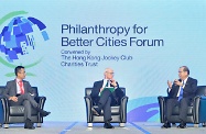 The Secretary for Labour and Welfare, Mr Matthew Cheung Kin-chung (right), had a dialogue with Professor of Harvard Business School, Professor Michael Porter (centre), at Philanthropy for Better Cities Forum convened by The Hong Kong Jockey Club Charities Trust. They discussed the ways to promote the notion of creating shared value and facilitate cross-sector collaboration among the community, the business sector and the Government.