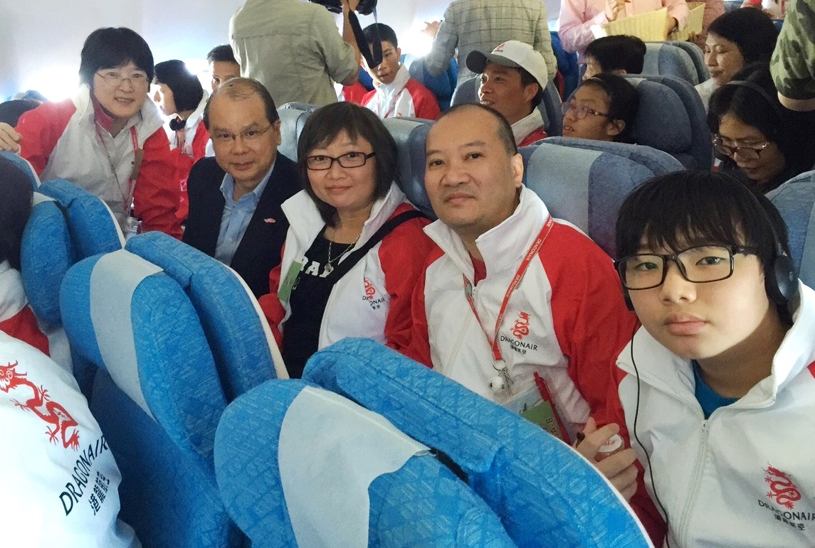 張建宗與約170位「兒童發展基金」學員及他們的家人在11月15日一同參與港龍航空舉辦的「讓理想起飛」，分享學員們首次翱翔天際的喜悅。
