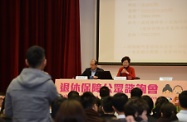 林鄭月娥（右）及張建宗（左）在退休保障公眾諮詢會聽取市民的意見。