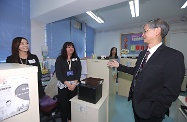 The Secretary for Labour and Welfare, Dr Law Chi-kwong, visited Sheung Shui Integrated Family Service Centre of the Social Welfare Department. Photo shows Dr Law (first right) chatting with frontline social work personnel of the centre.