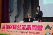 勞工及福利局局長張建宗（左）陪同政務司司長暨扶貧委員會主席林鄭月娥（右）在旺角社區會堂出席退休保障公眾諮詢會，聽取市民的意見。