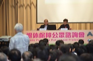 張建宗（左）與林鄭月娥（右）在退休保障公眾諮詢會聽取市民的意見。