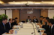 The Secretary for Labour and Welfare, Mr Matthew Cheung Kin-chung (second left), exchanges views with members of the Chinese Manufacturers' Association of Hong Kong on a variety of employer-employee issues concerning the business sector.  Accompanying Mr Cheung are Permanent Secretary for Labour and Welfare, Miss Annie Tam (third left), and Commissioner for Labour, Mr Cheuk Wing Hing (first left).