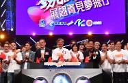 「展翅青见超新星」二○一八颁奖礼暨音乐会晚上在伊利沙伯体育馆举行。图示劳工及福利局局长罗致光博士（左五）、劳工处处长陈嘉信（左四）、署理副广播处长（节目）陈敏娟（左六）及其他主礼嘉宾主持开幕仪式。