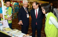 Accompanied by Mr Yeung (second left), Mr Cheung (second right) tours the Project Expo.