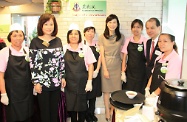 Mr Cheung (second right), accompanied by the Chairman of Tung Wah Group of Hospitals, Mrs Viola Chan (fourth right) and 1st Vice-Chairman of Tung Wah Group of Hospitals, Dr Ina Chan (second left), tours the Food-for-All Kitchen. He chats with the staff to see how the Kitchen helps the needy through providing food assistance services and employment opportunities..