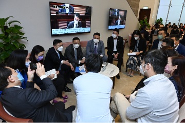 The Secretary for Labour and Welfare, Mr Chris Sun, today (November 23) attended the Legislative Council (LegCo) Ante Chamber Exchange Session and exchanged views with LegCo Members.