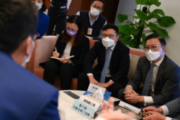 The Secretary for Labour and Welfare, Mr Chris Sun, today (November 23) attended the Legislative Council (LegCo) Ante Chamber Exchange Session and exchanged views with LegCo Members.