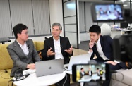 The Secretary for Labour and Welfare, Dr Law Chi-kwong (centre), attended a live session on labour and welfare policy areas on the Facebook page of the Labour and Welfare Bureau this evening (December 23) and responded to netizens' questions.