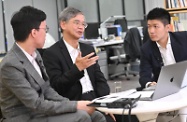 The Secretary for Labour and Welfare, Dr Law Chi-kwong (centre), attended a live session on labour and welfare policy areas on the Facebook page of the Labour and Welfare Bureau this evening (December 23) and responded to netizens' questions.