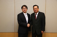 劳工及福利局局长萧伟强（左）与柬埔寨劳工及职业培训部部长毅森兴博士（右）会面。