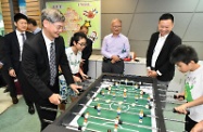 The Secretary for Labour and Welfare, Dr Law Chi-kwong, visited Islands District and toured the Neighbourhood Advice-Action Council (NAAC) Tung Chung Integrated Services Centre. Photo shows Dr Law (second left), accompanied by the Under Secretary for Labour and Welfare, Mr Caspar Tsui (second right), and the Executive Director of the NAAC, Mr Tai Keen-man (third right), playing table football with teenagers.