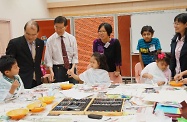 The Secretary for Labour and Welfare, Mr Matthew Cheung Kin-chung (second left), visited the Yau Ma Tei Integrated Family Service Centre of the Social Welfare Department (SWD)'s Kowloon City & Yau Tsim Mong District Social Welfare Office. Photo shows Mr Cheung, accompanied by the officer-in-charge of the Yau Ma Tei Integrated Family Service Centre, Ms Scarlett Tam (first right), visiting a painting class for ethnic minority children.