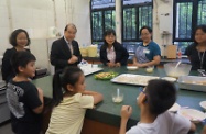 張建宗（後排左二）參觀中心舉辦的親子烹飪活動時與大小參加者交談。