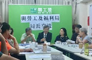 劳工及福利局局长罗致光博士（右四）到香港职工会联盟作亲善拜访，双方就一系列劳工权益的议题交流意见。