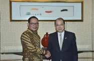 The Secretary for Labour and Welfare, Mr Matthew Cheung Kin-chung (right), met the visiting delegation led by the Minister of Manpower of Indonesia, Mr Hanif Dhakiri (left), to exchange views on foreign domestic helpers. They reaffirmed their commitment in working together to protect Indonesian domestic helpers in Hong Kong.