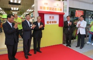 The Secretary for Labour and Welfare, Mr Matthew Cheung Kin-chung (third left), officiates at the opening ceremony of the HOME Market in Choi Hung Estate. The HOME Market is established by the New Home Association in partnership with the business sector which sells food and daily necessities to grassroot families in low prices.