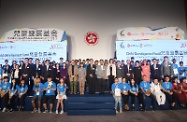 The Secretary for Labour and Welfare, Dr Law Chi-kwong, officiated at the Child Development Fund (CDF) Kick-off cum Certificate Presentation Ceremony 2017. Photo shows Dr Law (centre, second row), the Permanent Secretary for Labour and Welfare and Chairman of the Steering Committee on the CDF, Ms Chang King-yiu (eighth left, second row), and other members of the Steering Committee on the CDF with project graduates.