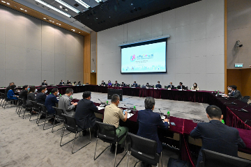 由政务司司长陈国基担任主席的「共创明『Teen』计划」合作伙伴委员会今日（十月二十四日）在政府总部举行第一次会议。